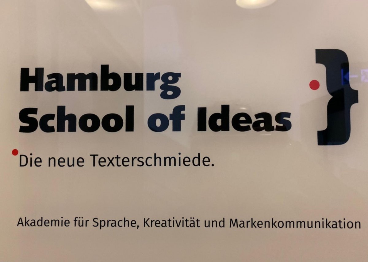 Eingangsschild Hamburg School of Ideas, Interview mit Text-Trainer Michael Matthiass, Foto Ursula Thomas-Stein